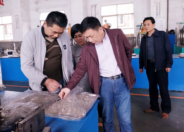 省經(jīng)信委領(lǐng)導(dǎo)蒞臨湖北昌利公司調(diào)研工作 省經(jīng)信委領(lǐng)導(dǎo)蒞臨湖北昌利公司調(diào)研工作