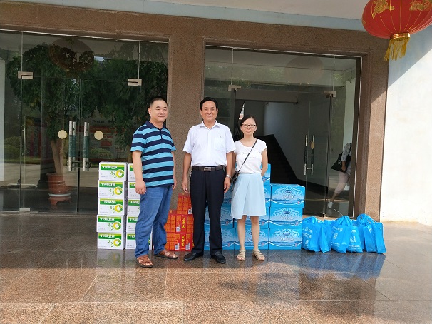 市總工會領(lǐng)導一行到湖北昌利公司送清涼
